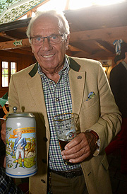 Günter Steinberg vom Hofbräuzelt und der neue Wirtekrug 2015 (©Foto: Ingrid Grossmann)